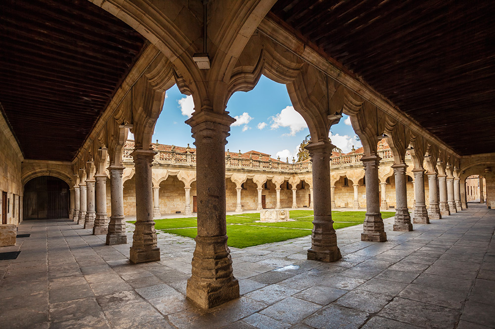 see some historic places when studying Spanish courses in Salamanca. Say the names of the different buildings in the Spanish language 