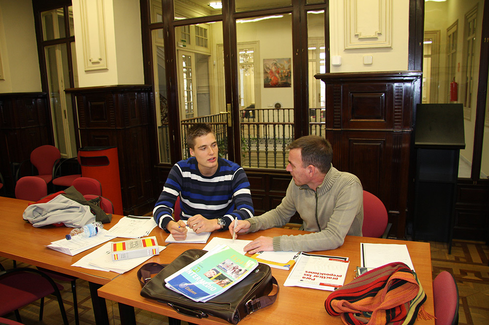 get one on one tutoring assistance when studying Spanish courses in Seville